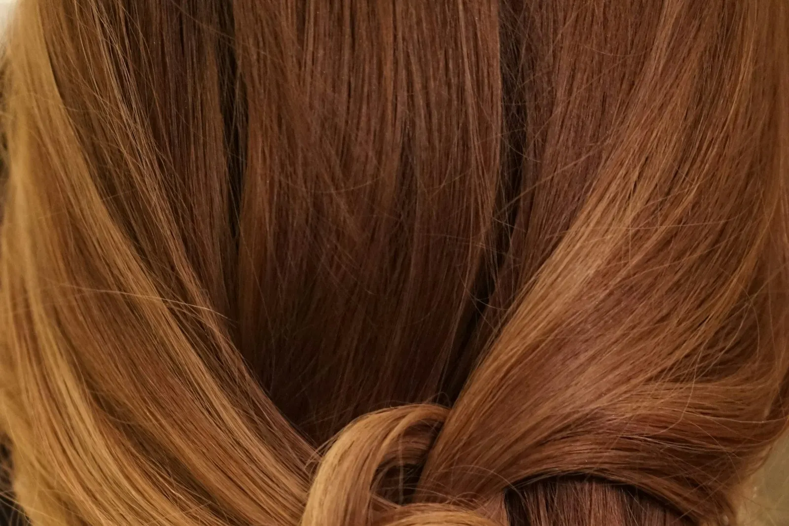 Cabello ondulado y brillante tras el servicio