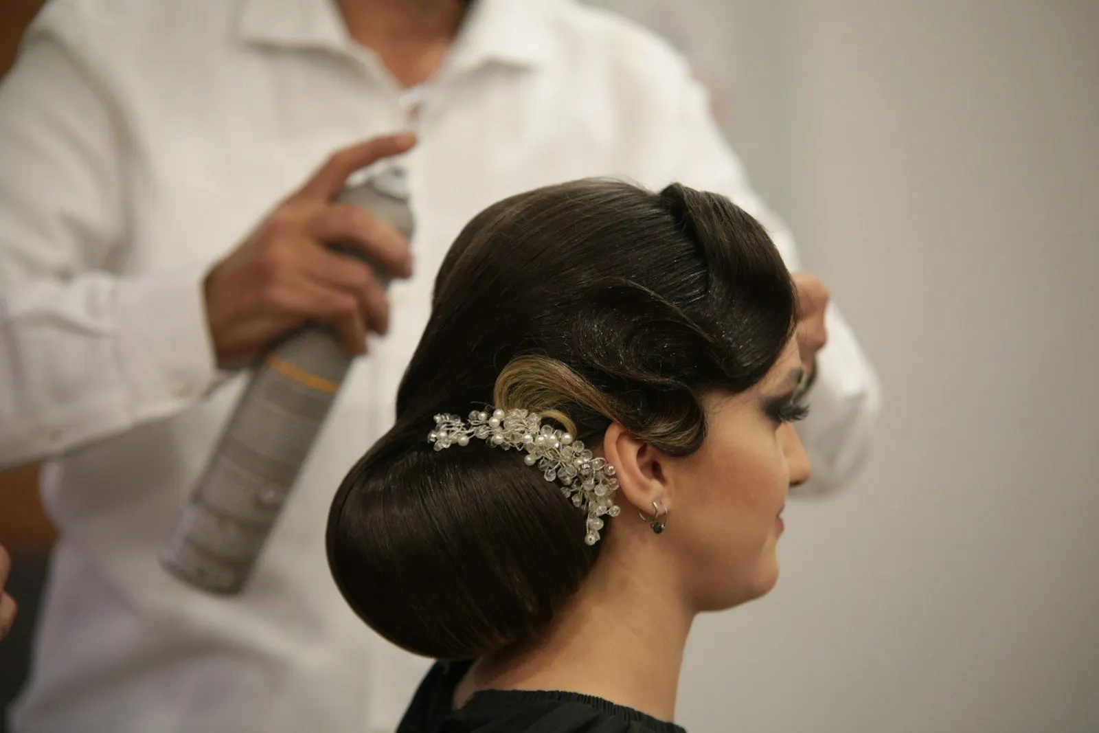 Estilista fijando un recogido para un evento