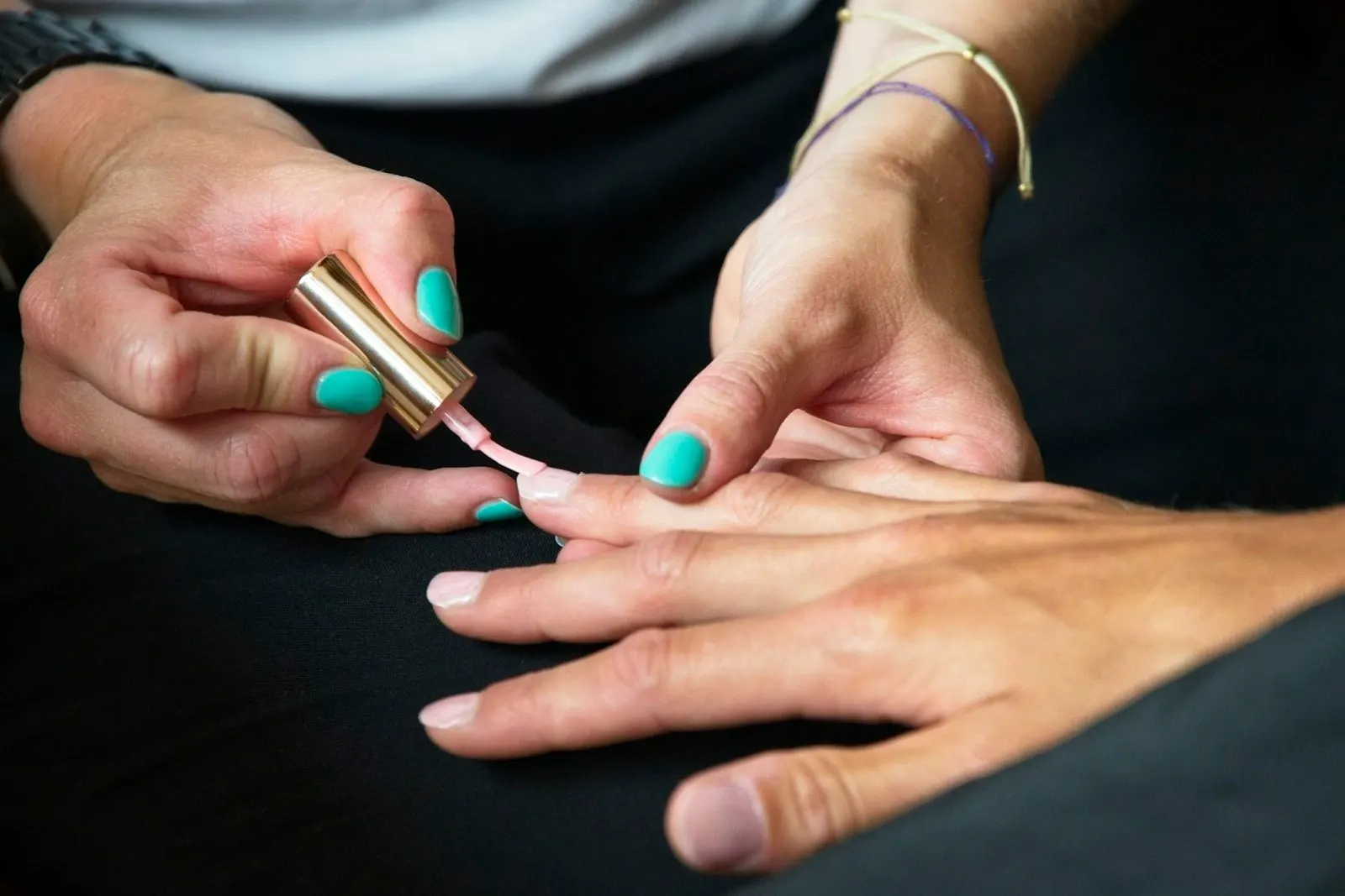 Aplicación de esmalte durante la manicura